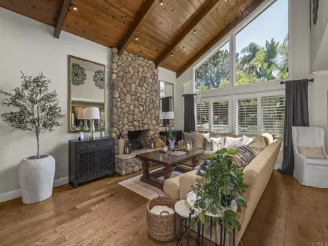 Living - 365 Shore View Ln, Encinitas, CA 92024 photo 3 of 7