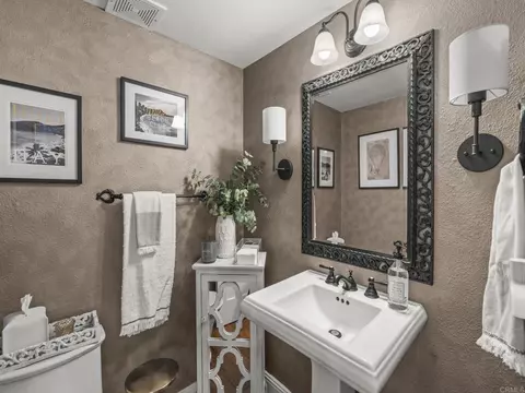 Bath - 365 Shore View Ln, Encinitas, CA 92024 photo 1 of 12