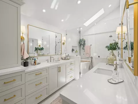 Bath - 365 Shore View Ln, Encinitas, CA 92024 photo 2 of 12