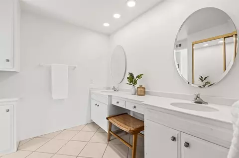 Bath - 1731 Gascony Rd, Encinitas, CA 92024 photo 2 of 6