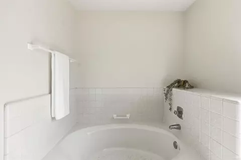 Bath - 1731 Gascony Rd, Encinitas, CA 92024 photo 4 of 6