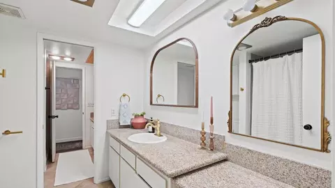 Bath - 3404 Oak Cliff Dr #5, Fallbrook, CA 92028 photo 3 of 4