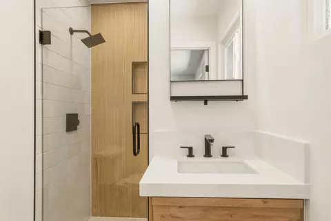 Bath - 361 E Indian Rock Rd, Vista, CA 92084 photo 1 of 6