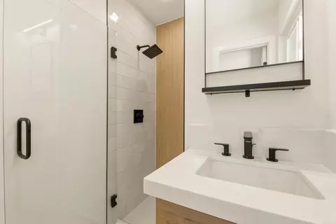 Bath - 361 E Indian Rock Rd, Vista, CA 92084 photo 2 of 6