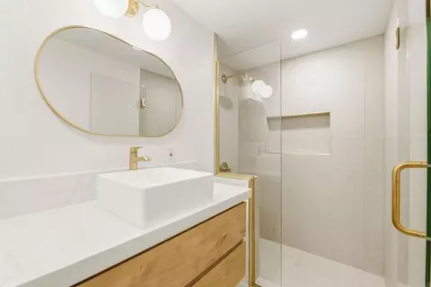 Bath - 361 E Indian Rock Rd, Vista, CA 92084 photo 5 of 6