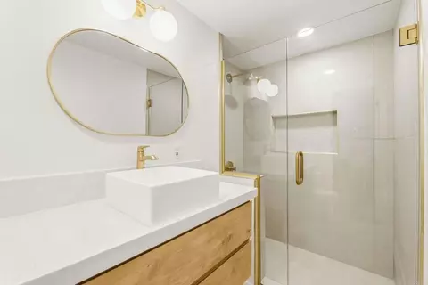 Bath - 361 E Indian Rock Rd, Vista, CA 92084 photo 4 of 6