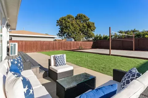 Exterior - 245 Hemlock Ave, Carlsbad, CA 92008 photo 6 of 7