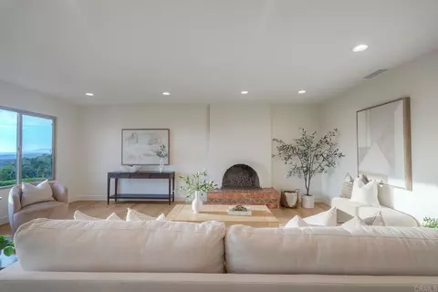 Living - 2185 Hawley Dr, Vista, CA 92084 photo 2 of 5