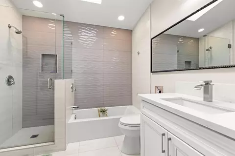 Bath - 10292 Canyon Dr, Escondido, CA 92026 photo 1 of 2