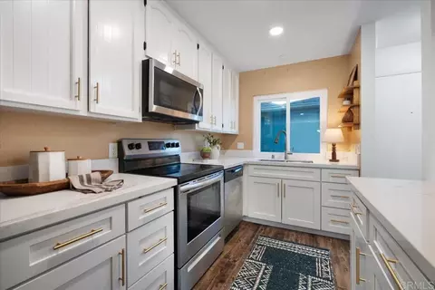 Kitchen - 328 Winsome Pl, Encinitas, CA 92024 photo 2 of 3