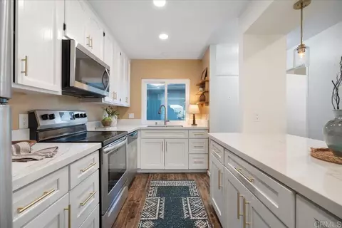 Kitchen - 328 Winsome Pl, Encinitas, CA 92024 photo 1 of 3
