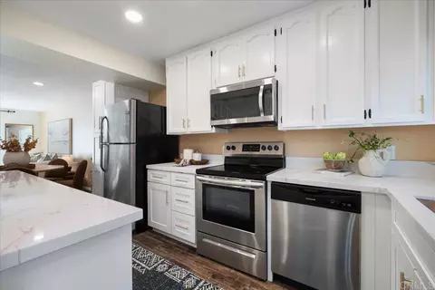 Kitchen - 328 Winsome Pl, Encinitas, CA 92024 photo 3 of 3