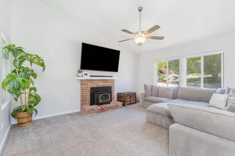Living - 15311 La Plata Ct, Ramona, CA 92065 photo 2 of 3