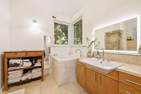 Bath - 1751 Eolus Ave, Encinitas, CA 92024 photo 3 of 7