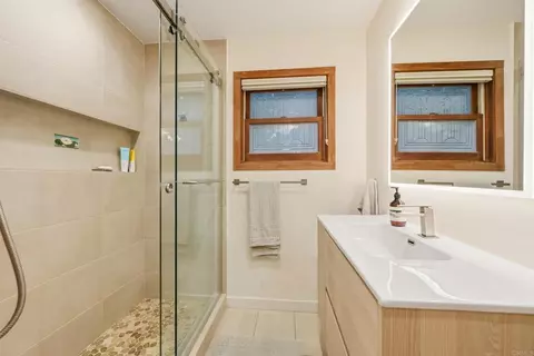 Bath - 1751 Eolus Ave, Encinitas, CA 92024 photo 6 of 7