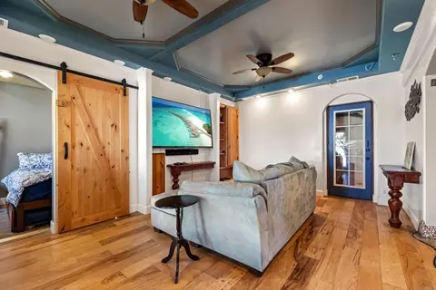 Living - 951 Neptune Ave, Encinitas, CA 92024 photo 10 of 10