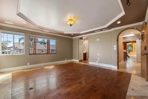 Living - 951 Neptune Ave, Encinitas, CA 92024 photo 5 of 10