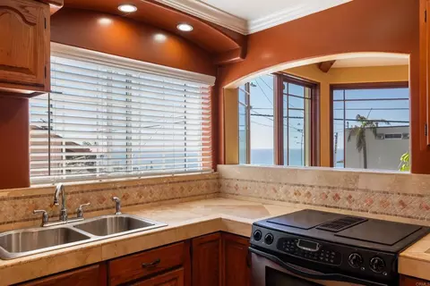 Kitchen - 951 Neptune Ave, Encinitas, CA 92024 photo 3 of 5
