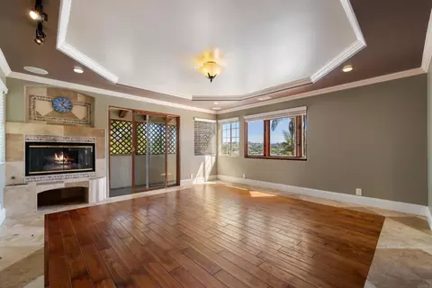 Living - 951 Neptune Ave, Encinitas, CA 92024 photo 6 of 10