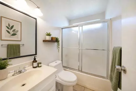Bath - 931 H St, Ramona, CA 92065 photo 6 of 6