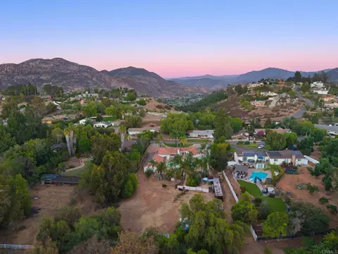 View/Area - 886 Singing Trails Dr, El Cajon, CA 92019 photo 2 of 7