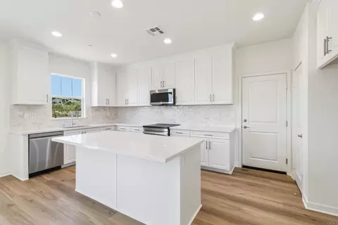Kitchen - 725 Kingbird Loop, Oceanside, CA 92058 photo 4 of 4