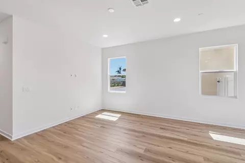 Living - 725 Kingbird Loop, Oceanside, CA 92058 photo 4 of 6