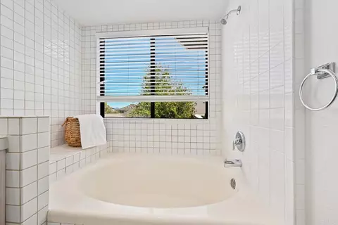 Bath - 1762 Spyglass Cir, Vista, CA 92081 photo 3 of 4
