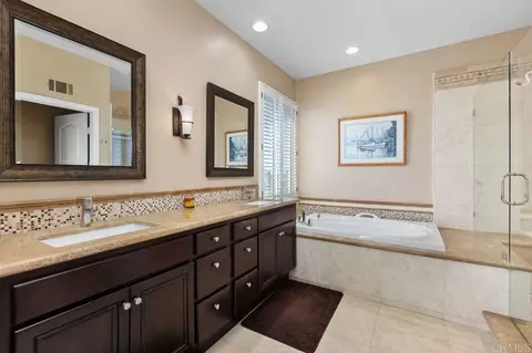 Bath - 1689 Robin Pl, Carlsbad, CA 92011 photo 2 of 4