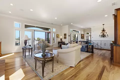 Living - 799 Hygeia Ave, Encinitas, CA 92024 photo 3 of 4