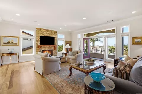 Living - 799 Hygeia Ave, Encinitas, CA 92024 photo 4 of 4