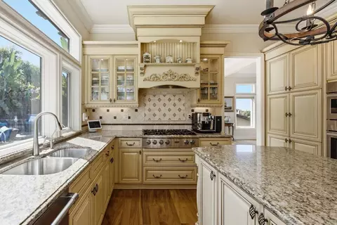 Kitchen - 799 Hygeia Ave, Encinitas, CA 92024 photo 4 of 5