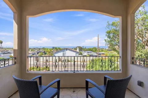 Exterior - 799 Hygeia Ave, Encinitas, CA 92024 photo 3 of 12