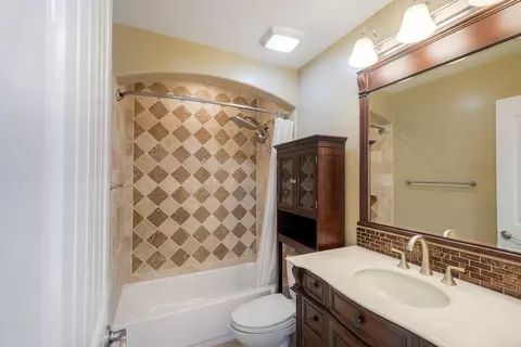 Bath - 832 Grapevine Rd, Vista, CA 92083 photo 2 of 3