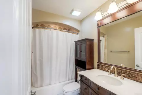 Bath - 832 Grapevine Rd, Vista, CA 92083 photo 3 of 3