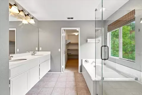 Bath - 5014 Lake Circle Rd, Fallbrook, CA 92028 photo 2 of 5