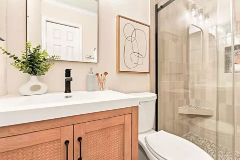Bath - 1721 Pleasantdale Dr, Encinitas, CA 92024 photo 2 of 2