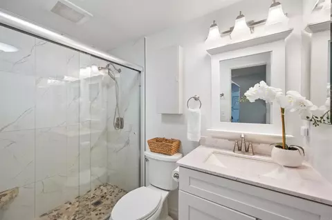 Bath - 318 Juniper Ave #10, Carlsbad, CA 92008 photo 1 of 2