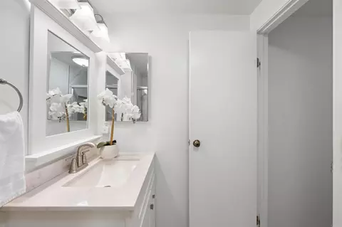 Bath - 318 Juniper Ave #10, Carlsbad, CA 92008 photo 2 of 2