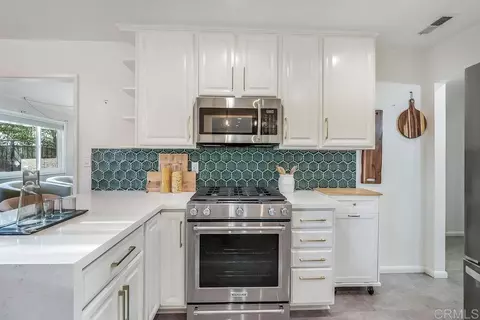 Kitchen - 223 Shetland Way, Fallbrook, CA 92028 photo 4 of 7