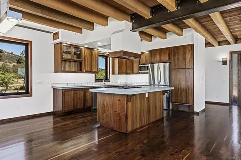 Kitchen - 21179 Sutherland Dam Rd, Ramona, CA 92065 photo 4 of 6