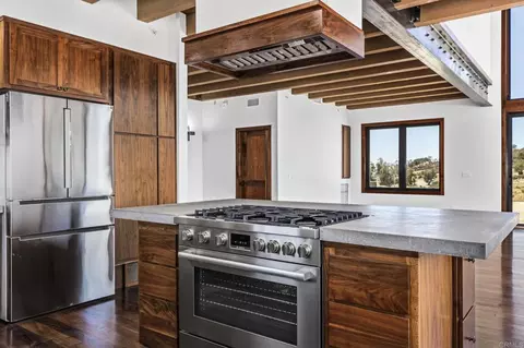 Kitchen - 21179 Sutherland Dam Rd, Ramona, CA 92065 photo 2 of 6