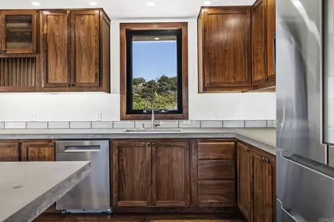 Kitchen - 21179 Sutherland Dam Rd, Ramona, CA 92065 photo 5 of 6