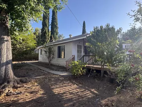 Exterior - 726 Valley Dr, Vista, CA 92084 photo 3 of 16