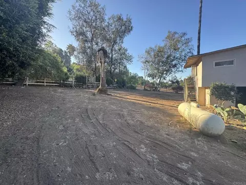 Exterior - 726 Valley Dr, Vista, CA 92084 photo 12 of 16
