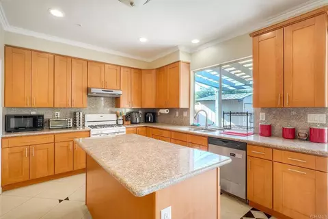 831 Pohl Pl, Vista, CA 92083
