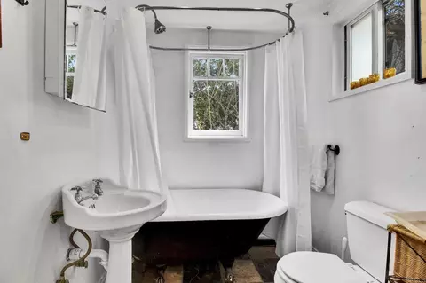 Bath - 732 S Juniper St, Escondido, CA 92025 photo 3 of 3