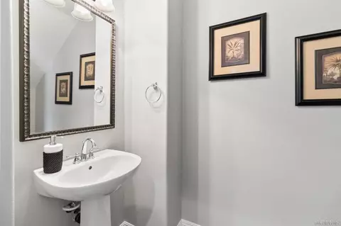 Bath - 6318 Huntington Dr, Carlsbad, CA 92009 photo 2 of 5