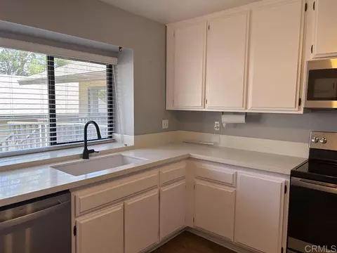 Kitchen - 4115 Cyprus Island Ct, Fallbrook, CA 92028 photo 2 of 3
