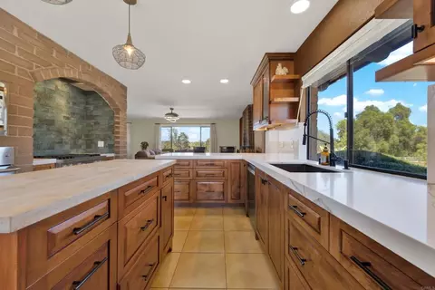 Kitchen - 4057 Ladera Vis, Fallbrook, CA 92028 photo 6 of 7
